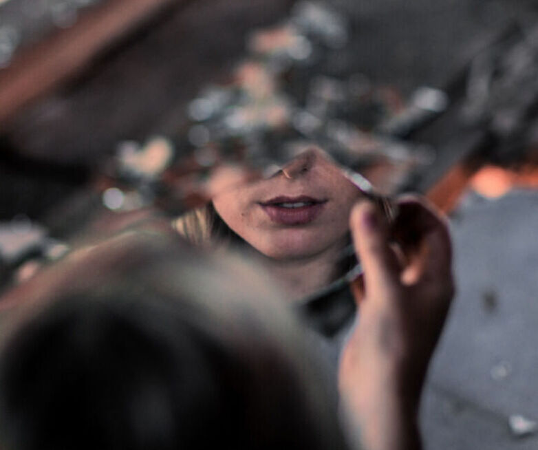 Broken mirror 768x644