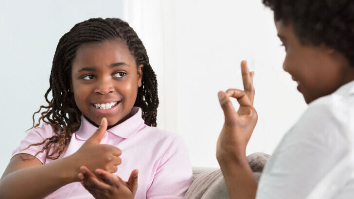 Childandparentusingsignlanguage2