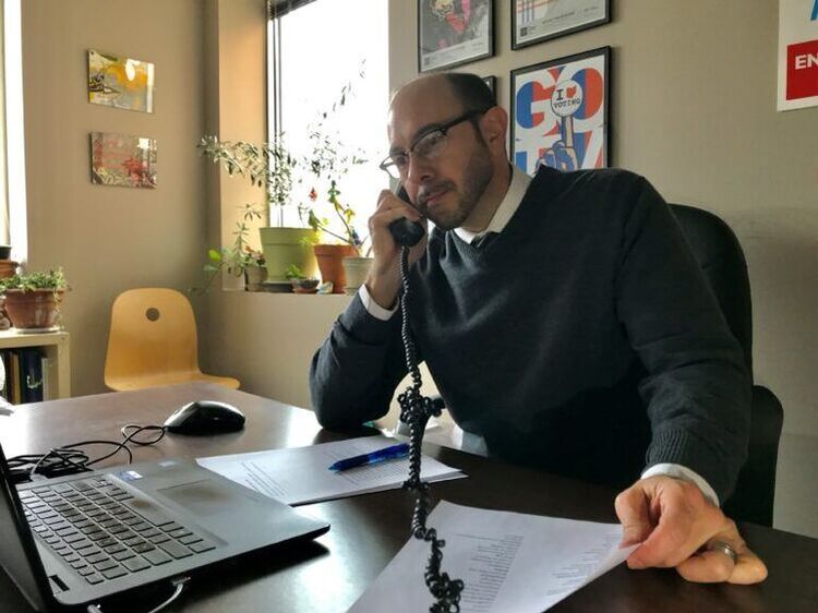 Lotz dan on phone 768x576