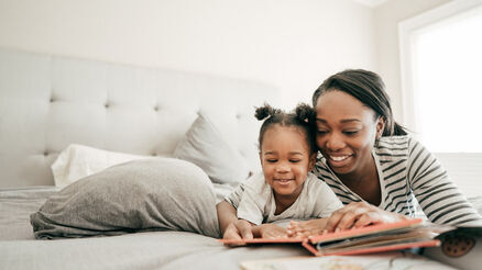 Momreadingtotoddlerinbed2