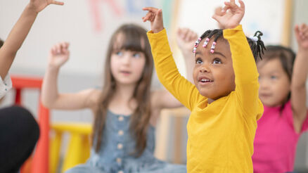Preschoolersraisingtheirhands