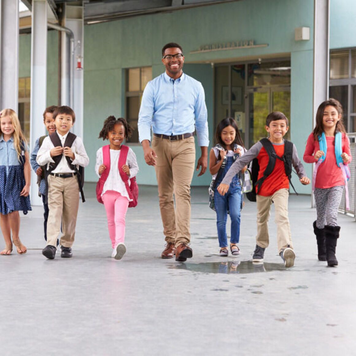 Teacherwalkingwithelementarystudents